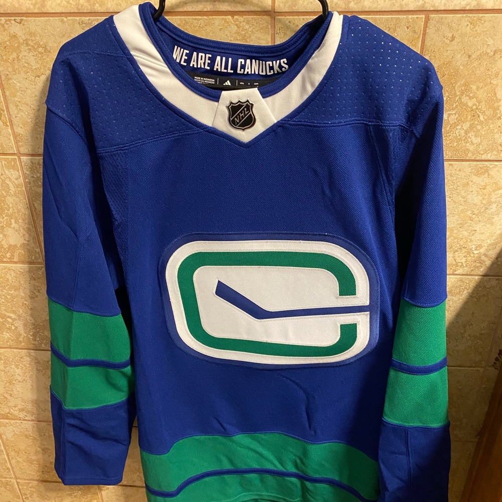 Vancouver Canucks Adidas Jersey-NWT authentic NHL